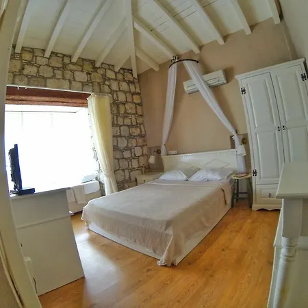 Maison D'azur Hotel 2*